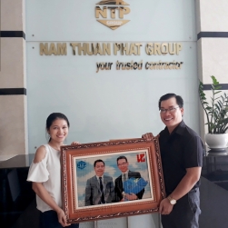 Ông Phan Nhật Tuyên - TGĐ Tập Đoàn Nam Thuận Phát - trao tặng bức TRANH CÁT cho đối tác Nhật Bản